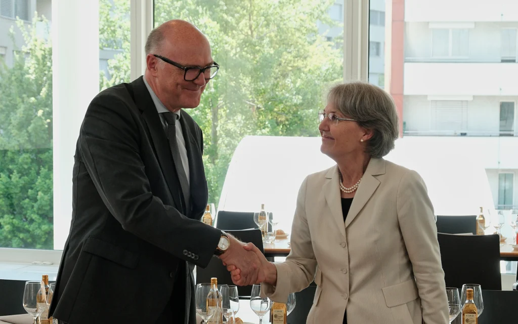 Silvia Thalmann-Gut und Bundesrat Martin Pfister geben sich die Hand